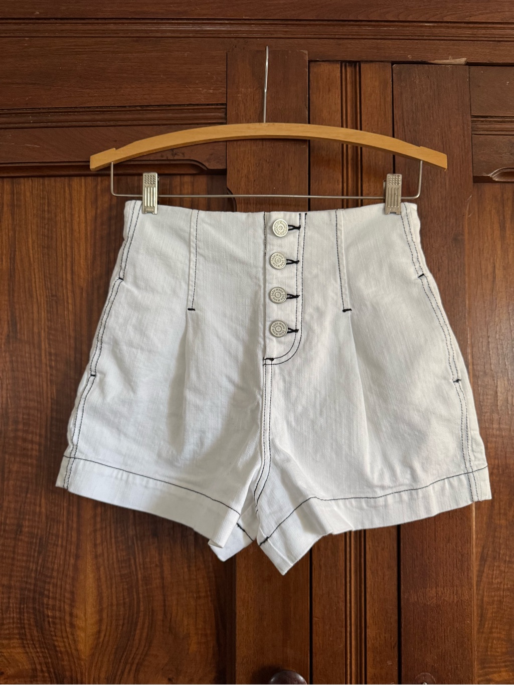 Joie Tylar Shorts In Porcelain